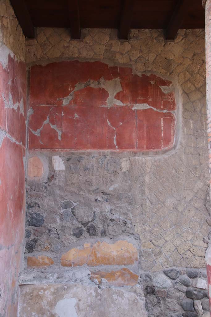 Ins. Orientalis I, 2, Herculaneum, October 2020.
Looking towards south wall in south-east corner of south side of atrium. Photo courtesy of Klaus Heese.
